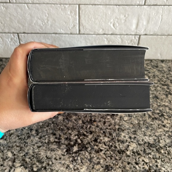 Special Edition/First Edition of Fourth Wing and Iron Flame by Rebecca Yarros - Picture 5 of 7